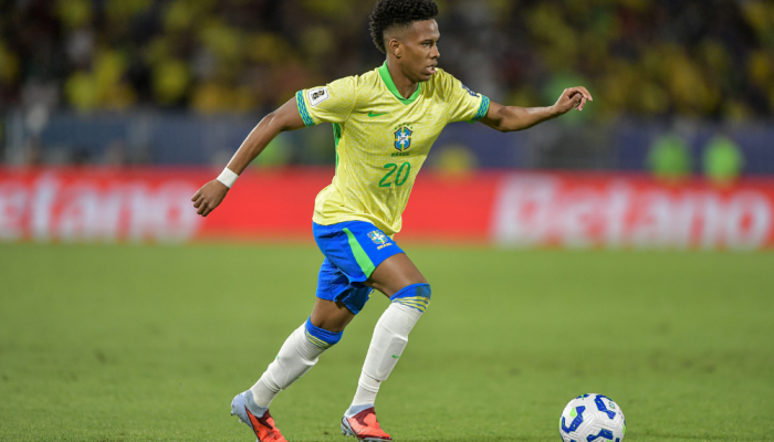 O atacante Estêvão, do Chelsea, está machucado