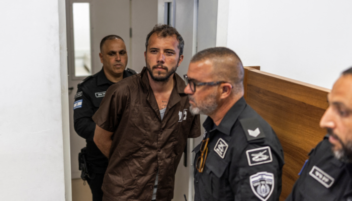 Agentes de segurança escoltam o ativista brasileiro Thiago Ávila até um tribunal em Ashkelon, ...