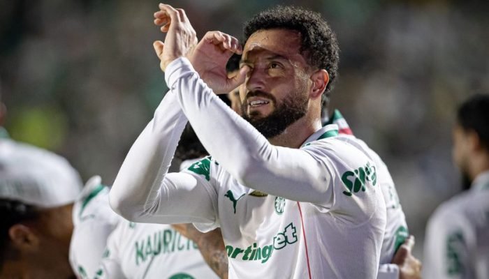 Felipe Anderson, do Palmeiras, comemora o seu gol na partida de volta entre Jacuipense (BA) e Pal...