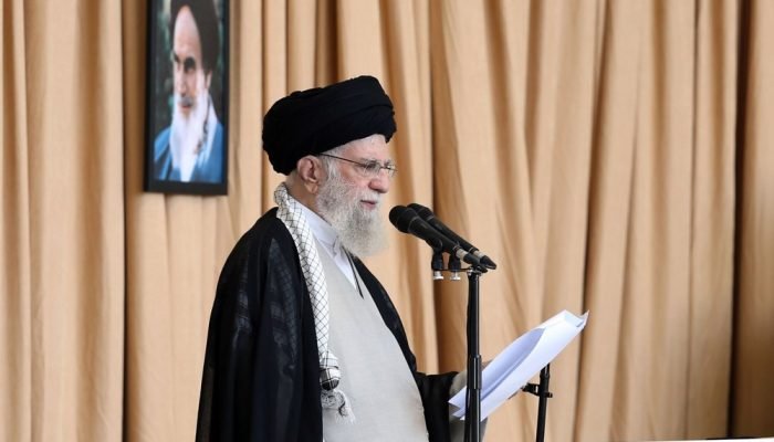 aiatolá Ali Khamenei falando durante a cerimônia de oração de sexta-feira em Teerã, Irã, 04...