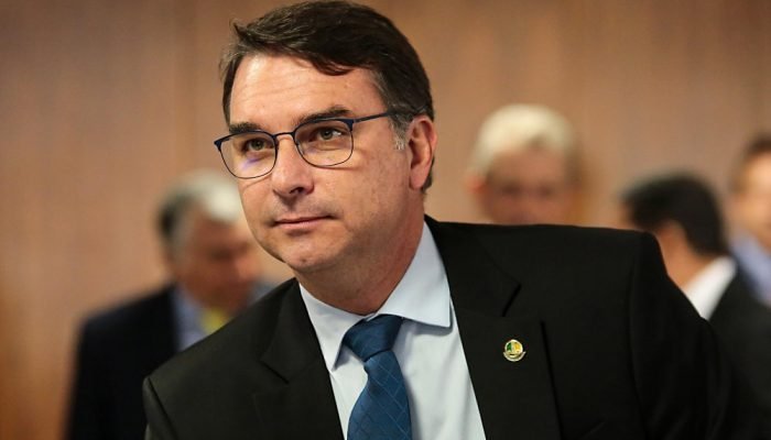 Flávio Bolsonaro ainda criticou o Intercept Brasil que revelou suas conversas com Daniel Vorcaro
