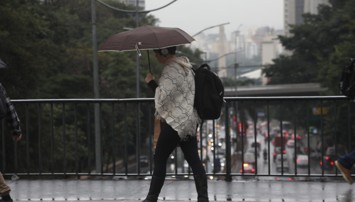 Na capital paulista, as temperaturas devem variar entre 14°C e 21°C, segundo o Climatempo.