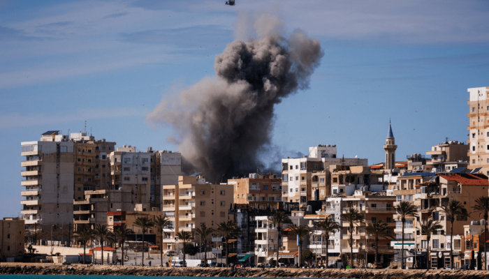 Irã ataca bases dos EUA no Kuwait e Bahrein após bombardeios em seu território DIMITAR DILKOFF...