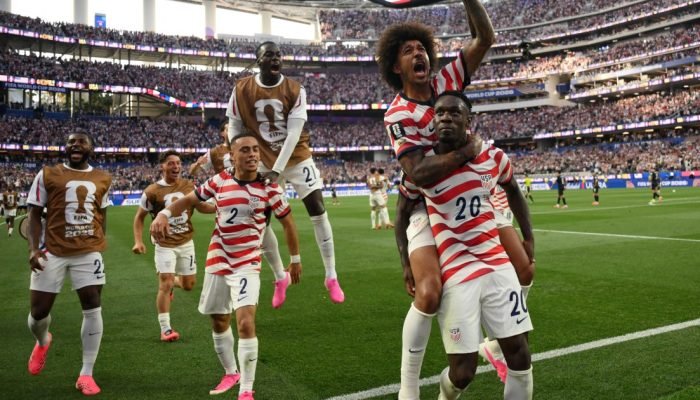 Balogum foi expulso no segundo tempo PATRICK T. FALLON / AFP