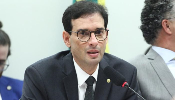 Leo Prates apresentou relatório favorável à aprovação da PEC