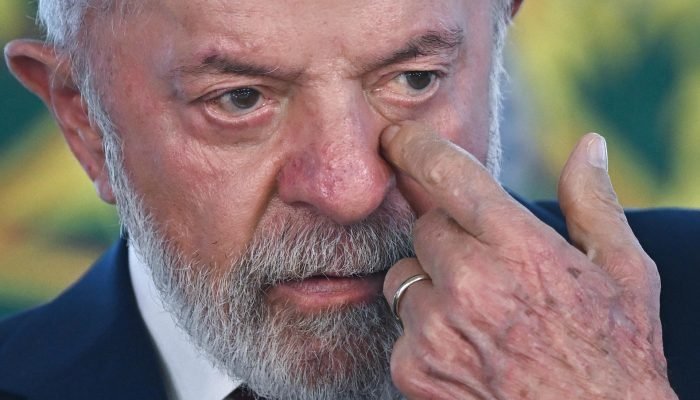 O adiamento foi visto como uma manobra política para evitar uma derrota do governo no Congresso ...