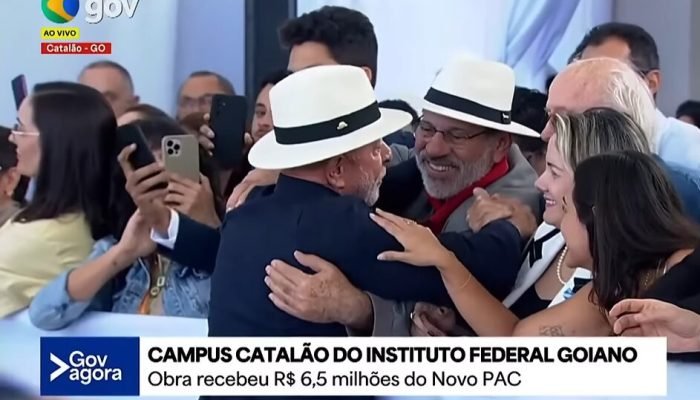 Lula abraça Delúbio Soares (também de chapéu) durante evento em Catalão (GO). (Foto: Reprodu...
