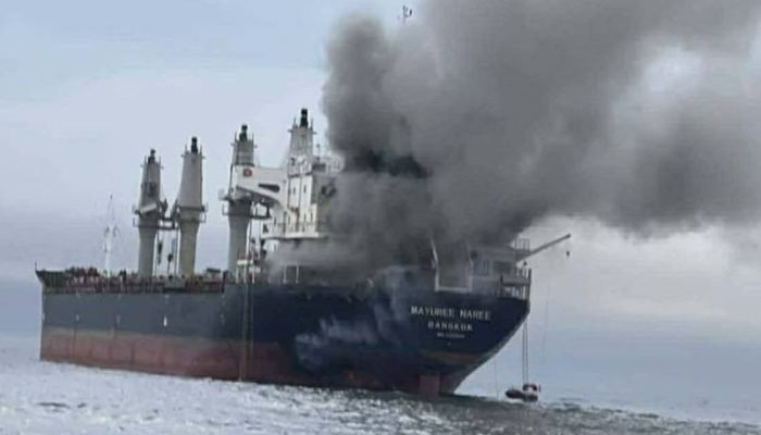Navio atingido por projéteis no estreito de Ormuz. (Foto: EFE/Armada Real de Tailandia)