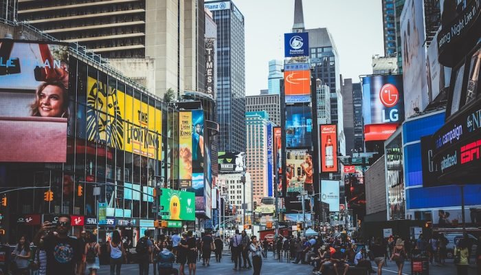 . Na cidade de Nova York, uma família de quatro pessoas enfrenta despesas mensais de cerca de US...