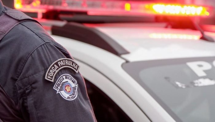 Um suspeito foi baleado e morto pela Polícia Militar durante uma troca de tiros na madrugada des...