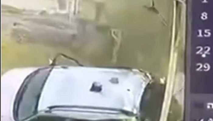 As imagens de câmeras de segurança mostram o momento da queda e dois veículos sendo lançados ...