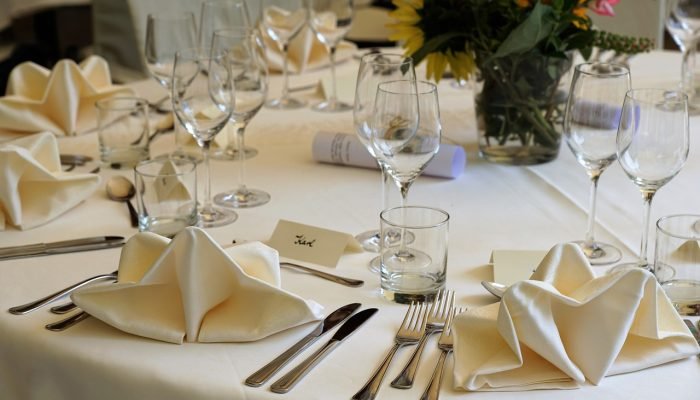 table-2571676_1280
