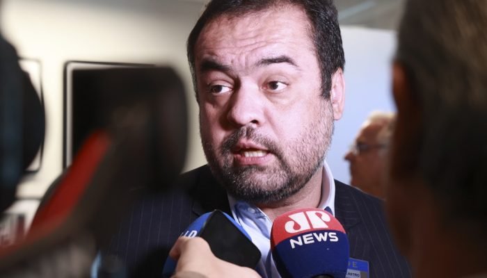 A decisão menciona mensagens obtidas pela Polícia Federal indicando que determinados investimen...