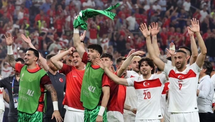 Jogadores da seleção da Turquia aparecem comemorando EFE/EPA/ABEDIN TAHERKENAREH