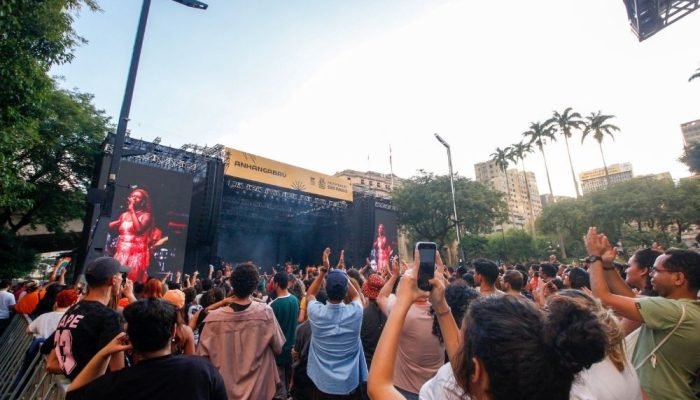 Apresentação da cantora Liniker no Palco Anhangabaú, na região central de São Paulo, durante...